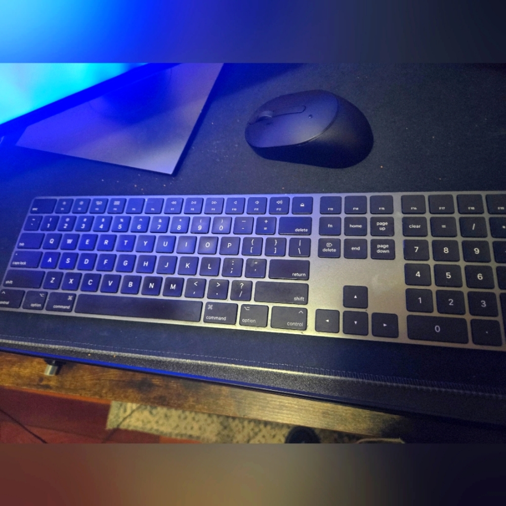 Apple Mac wireless Magic Keyboard with original charger. Mint condition.